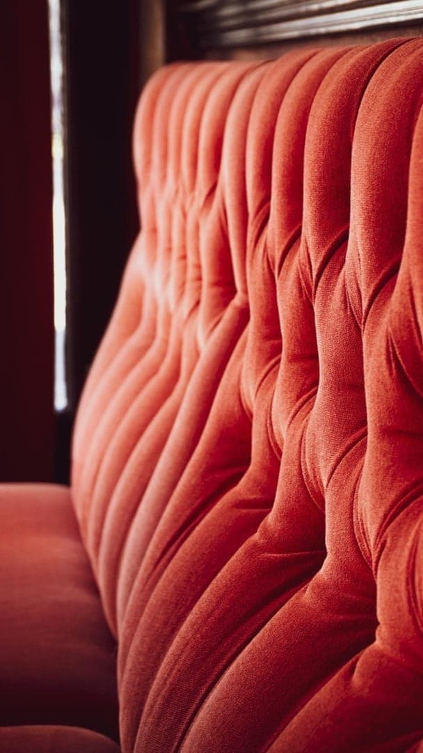 La banquette capitonnée rouge de la salle