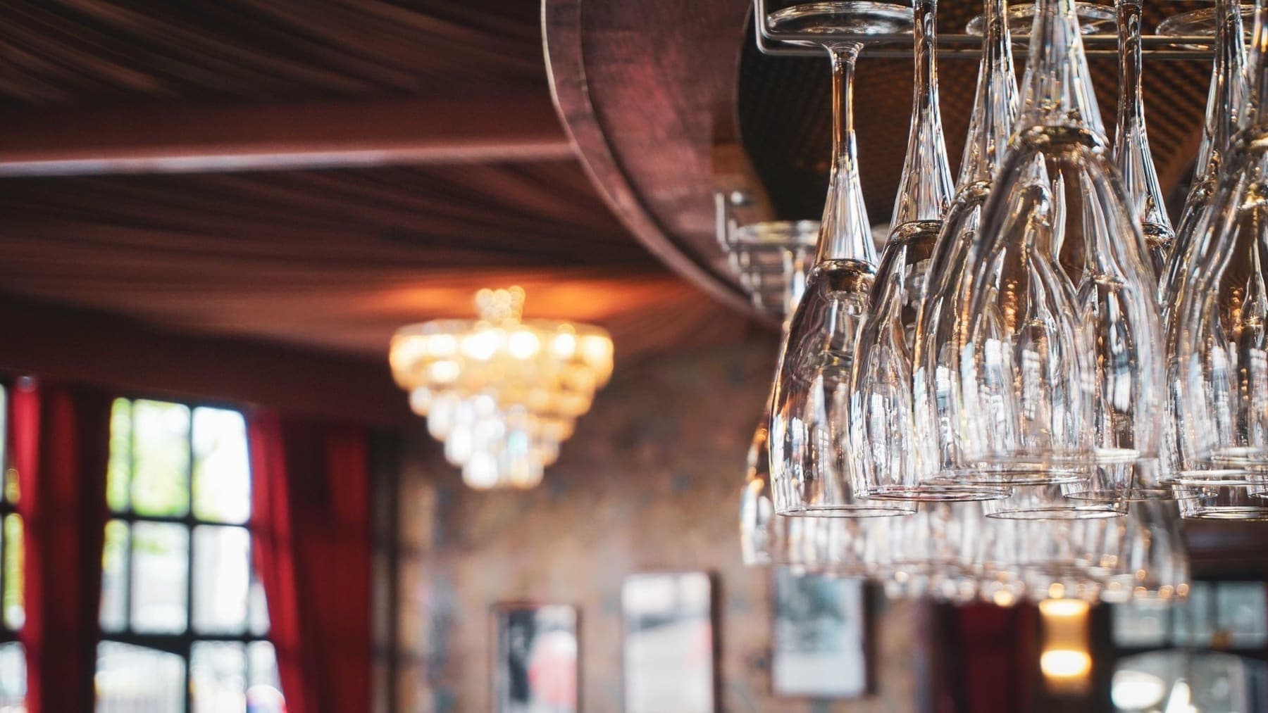 Le lustre de la salle et les verres retournés