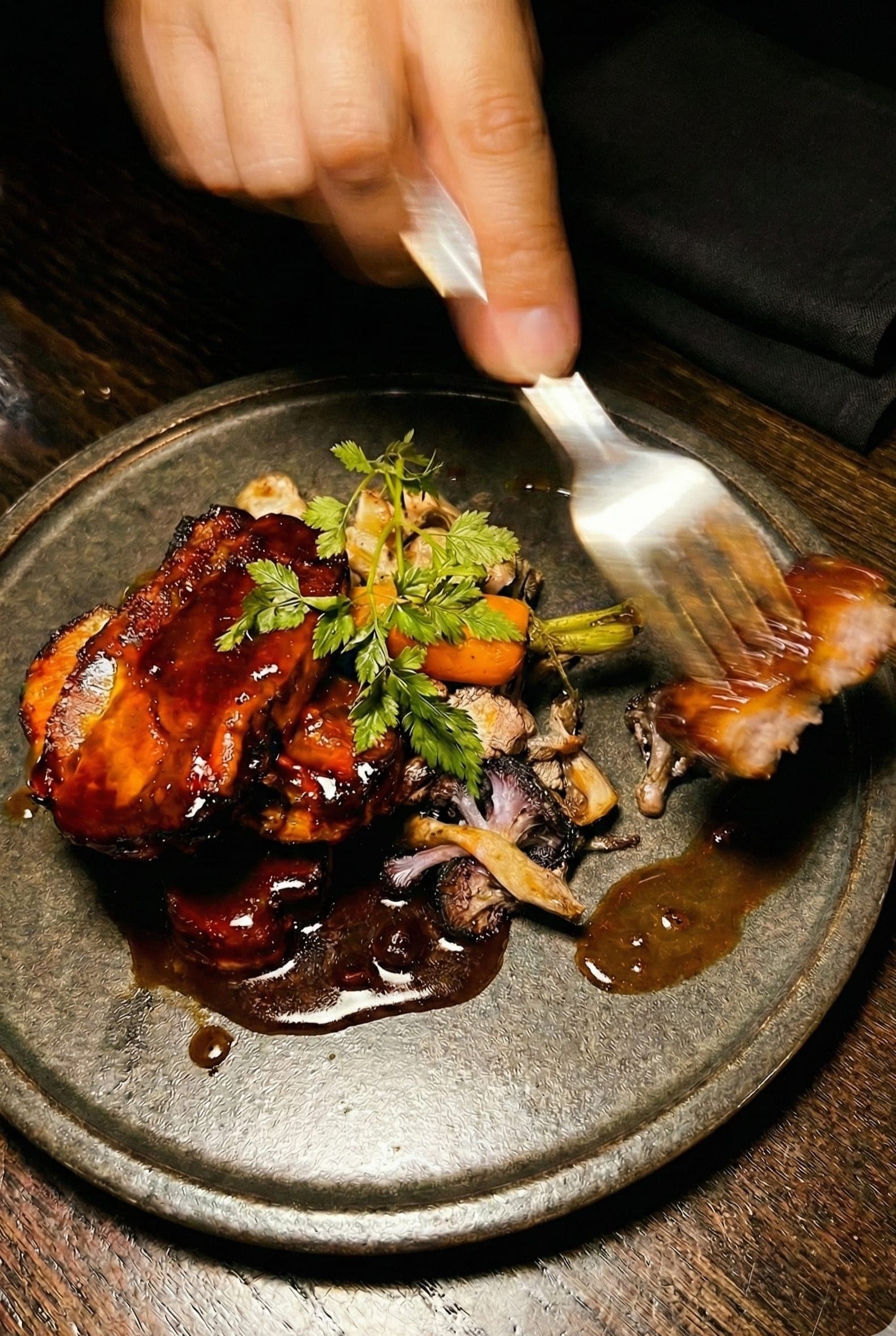 Pièce du boucher laquée, légumes rôtis